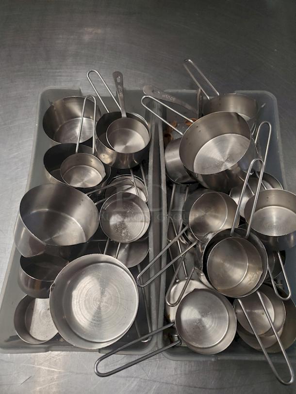 HUGE LOT of Miscellaneous Smallwares. - Image 5 of 11