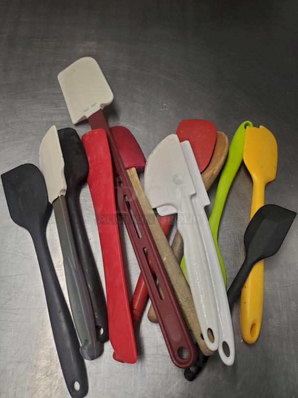 HUGE LOT of Miscellaneous Smallwares. - Image 6 of 11