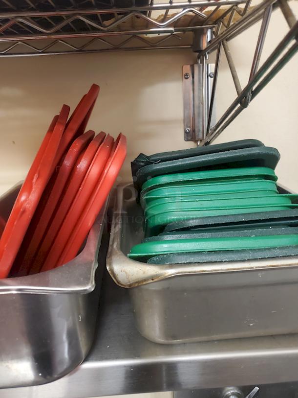 Red And Green Plastic Food Pan Lids. 16x Your Bid - Image 1 of 1