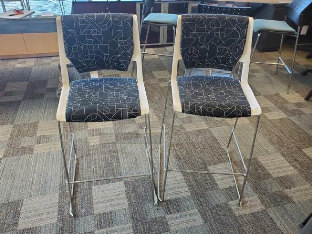 2 Black and White Chairs (2xBid) - Image 1 of 1