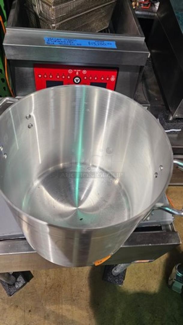 Stock Pot. 10" in Diameter. Excellent Condition - Image 2 of 3