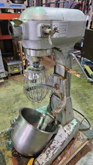 Hobart A200-F 20 Qt. Planetary Stand Mixer w/Attachments, 115V. Does not go up or down. Sold as is.