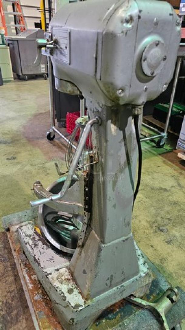 Hobart A200-F 20 Qt. Planetary Stand Mixer w/Attachments, 115V. Does not go up or down. Sold as is. - Image 4 of 8