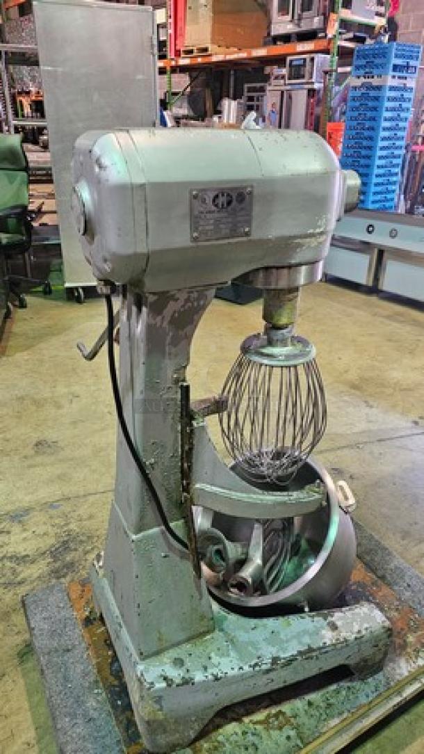 Hobart A200-F 20 Qt. Planetary Stand Mixer w/Attachments, 115V. Does not go up or down. Sold as is. - Image 5 of 8