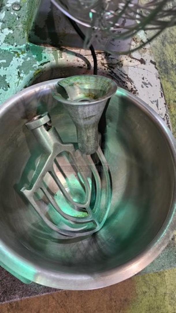 Hobart A200-F 20 Qt. Planetary Stand Mixer w/Attachments, 115V. Does not go up or down. Sold as is. - Image 7 of 8