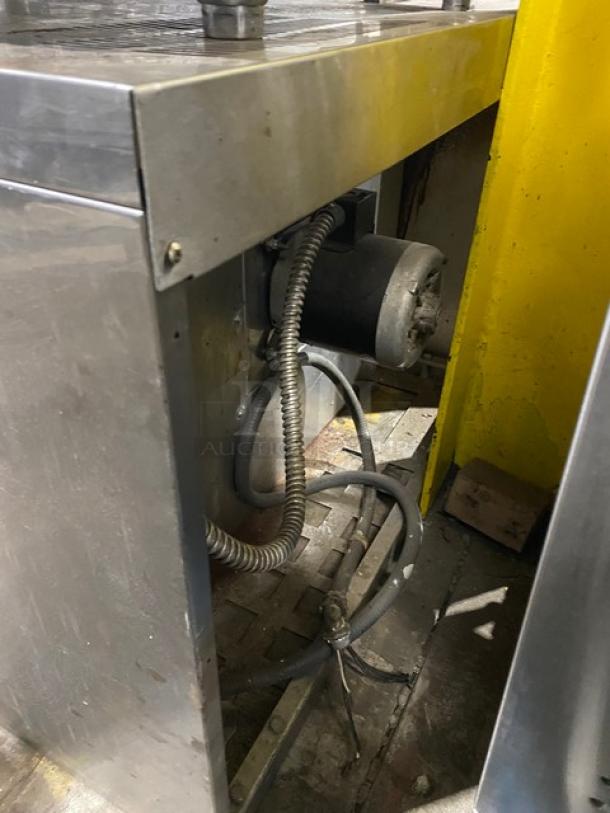 Bakers Pride Cyclone Series Commercial Stainless Steel Natural Gas Powered Single Stack Convection Oven! With Wired Oven Racks! With Legs! - Image 4 of 9