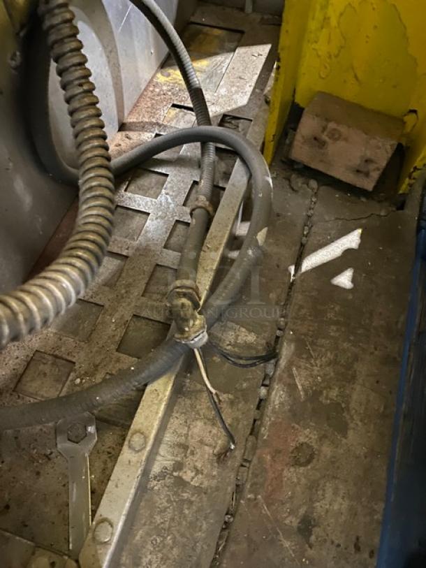 Bakers Pride Cyclone Series Commercial Stainless Steel Natural Gas Powered Single Stack Convection Oven! With Wired Oven Racks! With Legs! - Image 8 of 9