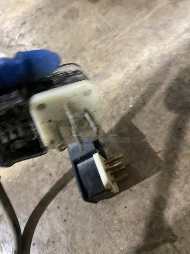 Blodgett Energy Star Commercial Stainless Steel Electric Powered Double Stacked Convection Oven! With Wired Oven Racks! SN: C32913LAOSSS! On Stand With Casters! 2X Your Bid Makes One Unit! - Image 9 of 9