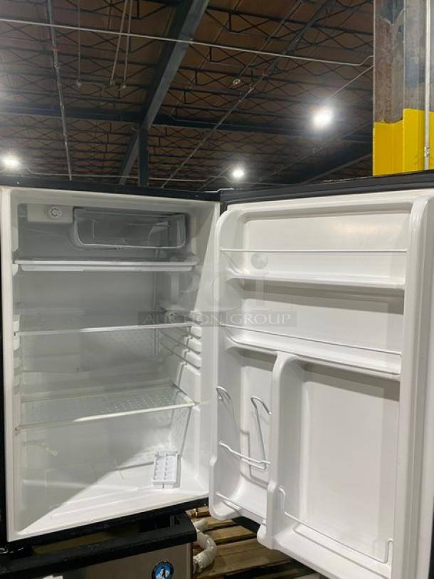 Haier Commercial Undercounter Single Door Reach In Refrigerator! With Adjustable Glass Shelves! With Mini Freezer Compartment!  115V! Model: HNSE045VS SN: 1306002157! - Image 5 of 9