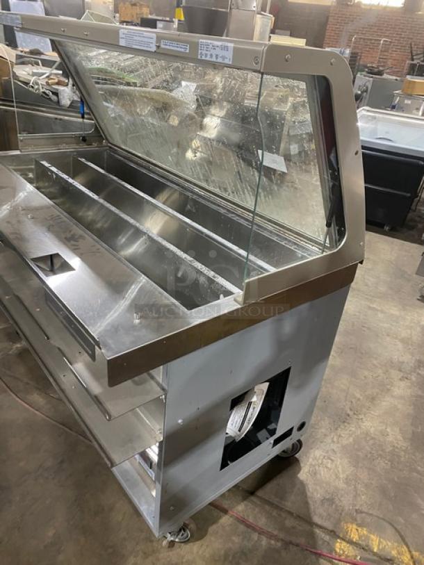 Duke Commercial Subway Style Sandwich Condiment Prep Table! With Tri-Channel Cold Pan! With Angled Glass Sneeze Guard! With Stainless Steel Functionality Shelfing! With Additional Dry Storage Underneath! On Casters! 120V 1 Phase! Model: SUB-CP-TC60 M SN: 06142761! - Image 4 of 8