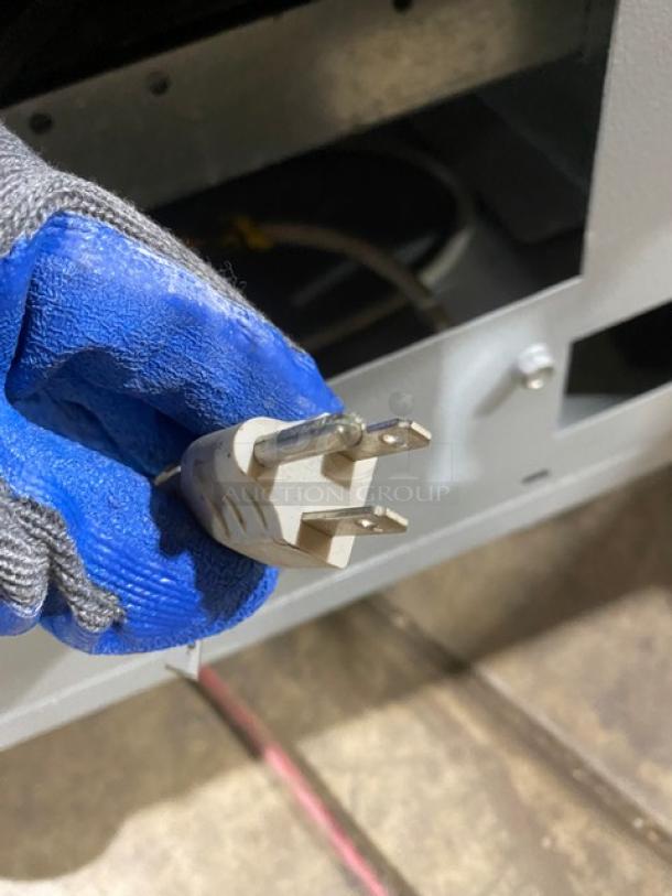 Duke Commercial Subway Style Sandwich Condiment Prep Table! With Tri-Channel Cold Pan! With Angled Glass Sneeze Guard! With Stainless Steel Functionality Shelfing! With Additional Dry Storage Underneath! On Casters! 120V 1 Phase! Model: SUB-CP-TC60 M SN: 06142761! - Image 8 of 8