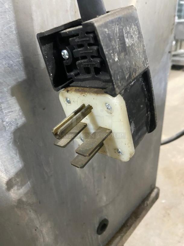 Blodgett Energy Star Commercial Stainless Steel Electric Powered Double Stack Convection Oven! With Wire Oven Racks! Model: CTB-1 SN: 052914LA083S! On Single Shelf Stand With Casters! 2X Your Bid Makes One Unit! - Image 10 of 11