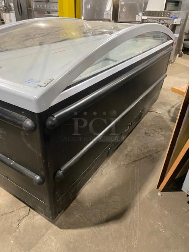 Novum Commercial Curved Sliding Glass Lid Ice Cream Display Cabinet/Freezer Merchandiser! With Poly Coated Wire Shelves!  On Casters! 120V! Model: 710L SN: WKSCG121/10136! - Image 4 of 8