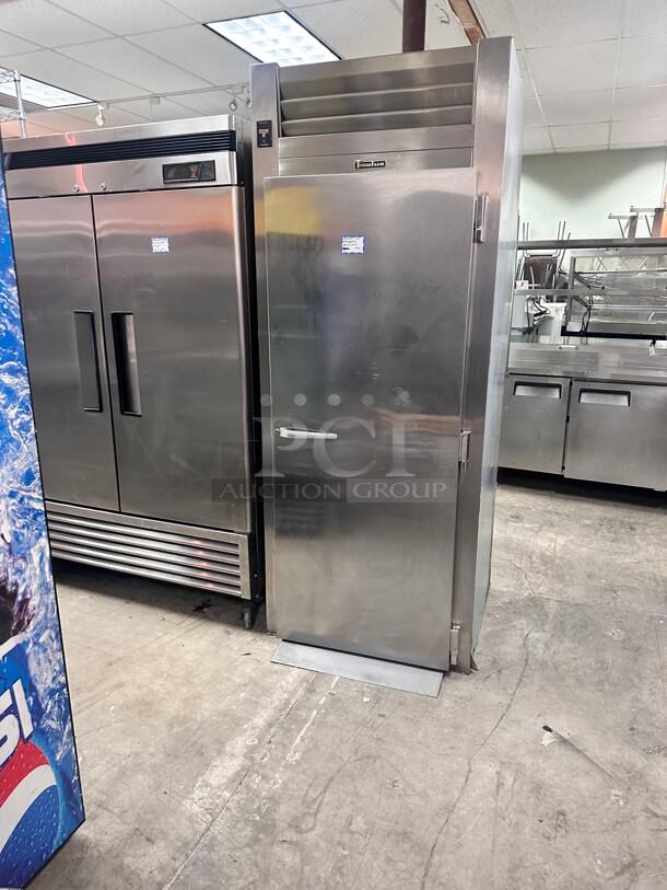 Late Model Traulsen  36" Solid Door Roll-In Refrigerator 115 Volt Tested and Working! - Image 4 of 6