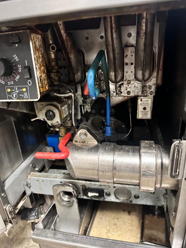 Clean Pitco SG14 Gas Fryer - (3) 50 lb Each With Filtration System Tested and Working! - Image 7 of 11