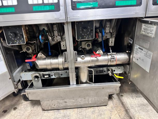 Clean Pitco SG14 Gas Fryer - (3) 50 lb Each With Filtration System Tested and Working! - Image 9 of 11
