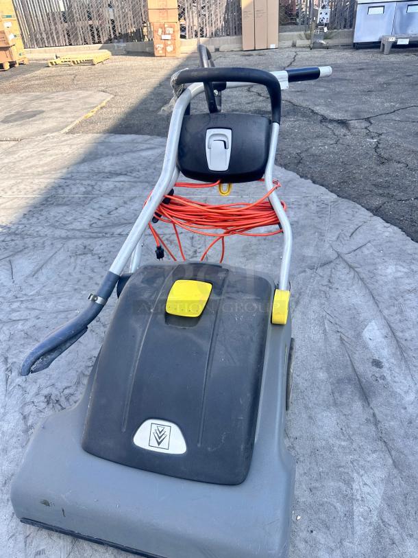 Windsor NuWave 26 Wide Area Commercial Vacuum Cleaner  115v Tested and Working! - Image 2 of 9