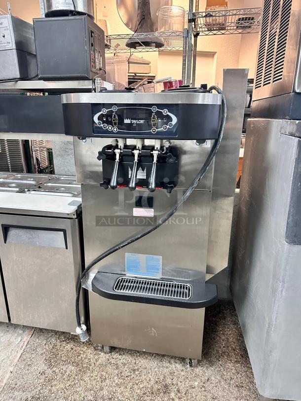 Excellent Condition Taylor Commercial Ice Cream Maker 220v 1ph  Tested and Working! - Image 2 of 8