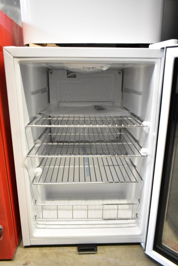 BRAND NEW SCRATCH AND DENT! Whynter BR-091WS 90-Can Beverage Refrigerator With Lock. 115 Volts, 1 Phase. Tested and Working! - Image 4 of 5