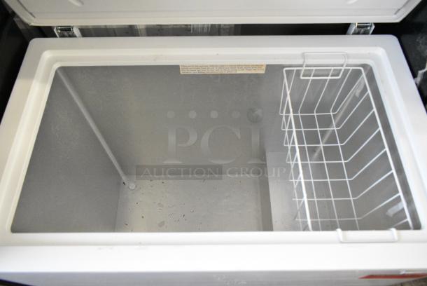 2023 Thomson TFRF710-F-SM Metal Chest Freezer w/ Hinge Lid. 115 Volts, 1 Phase. Tested and Working! - Image 3 of 4