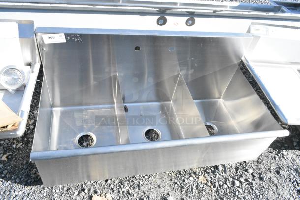 BRAND NEW SCRATCH AND DENT! Stainless Steel 3 Bay Sink. - Image 5 of 6