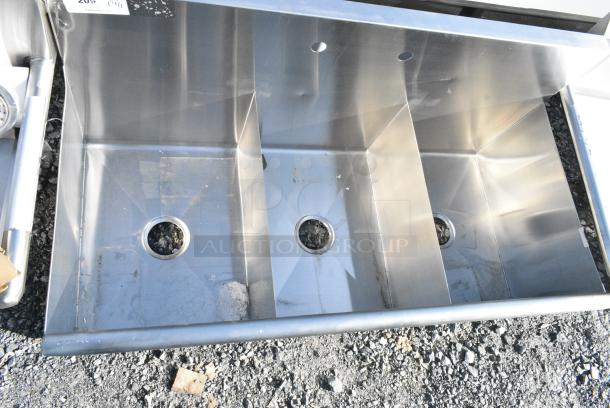 BRAND NEW SCRATCH AND DENT! Stainless Steel 3 Bay Sink. - Image 6 of 6