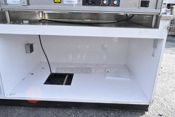 Stainless Steel Commercial Buffet Station w/ Alto Shaam ED2-48/2S 2 Tier Heated Merchandiser Case, Hot Well, Sneeze Guard, 3 Heat Lamps, 3 Wells, 2 Cup Dispensers. 120/208/240 Volts, 1 Phase. - Image 7 of 15