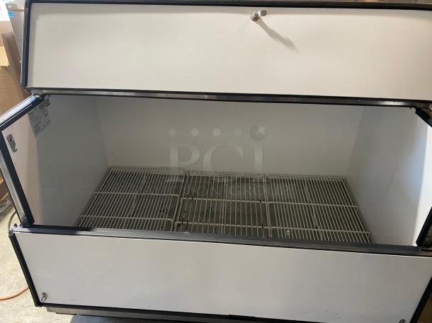 TESTED True TMC-58-S-HC Milk Cooler w/ Top & Side Access - (1024) Half Pint Carton Capacity, 115v - Image 2 of 5