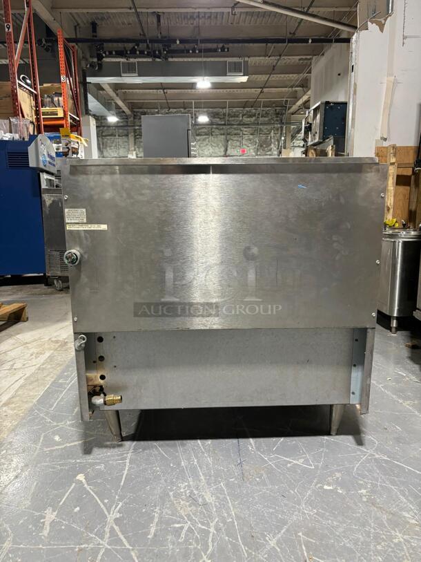 Amazing!! Montague model 136XLB/M14-14.0 Legend Heavy Duty Induction Range with gas oven - Image 4 of 5