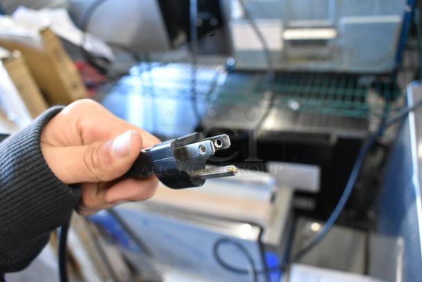 BRAND NEW SCRATCH AND DENT! Robot Coupe R 101 B 2.5 Qt. / 2.4 Liter Clear Batch Bowl Food Processor w/ S Blade and Accessories. 120 Volts, 1 Phase. Tested and Working! - Image 5 of 6