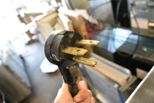 BRAND NEW SCRATCH AND DENT! 2024 Amana Stainless Steel Commercial Countertop Microwave Oven. 208/240 Volts. - Image 3 of 4