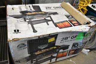 BRAND NEW SCRATCH AND DENT! Blackstone 28" Griddle w/ Hood and Accessory Rail System.