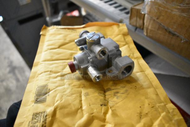 2 BRAND NEW SCRATCH AND DENT! Items Including 683TS11J221110 Robertshaw 1720-00D Natural Gas / Liquid Propane Safety Valve; 7/16" Gas In / Out; 1/4" Pilot In / Out and 2 Faucet. 2 Times Your Bid! - Image 5 of 22