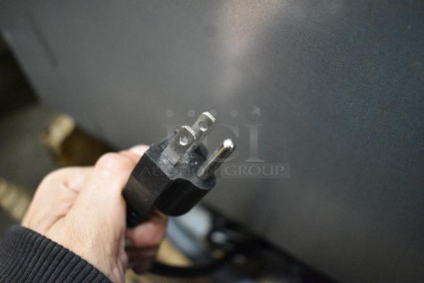 BRAND NEW SCRATCH AND DENT! Avantco 194UCH280A Stainless Steel Undercounter Half Cube Ice Machine - 299 lb. - Image 6 of 9