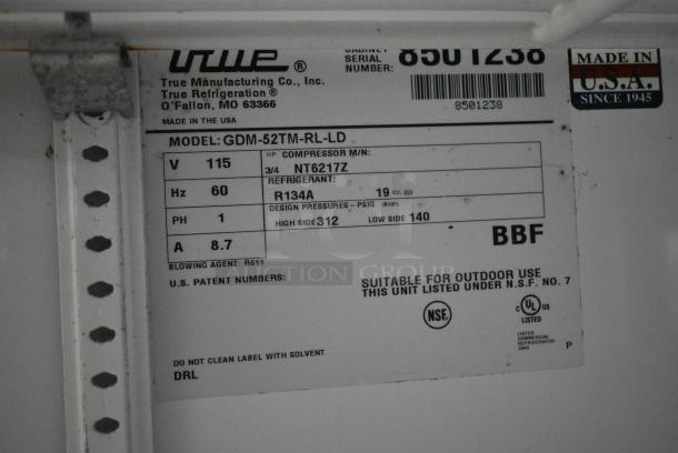 True GDM-52TM-RL-LD Metal Commercial 2 Door Reach In Cooler Merchandiser w/ Poly Coated Racks. 115 Volts, 1 Phase. Tested and Working! - Image 4 of 4