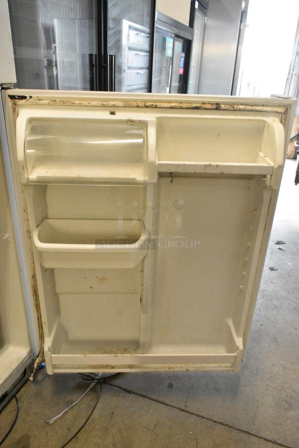 Maytag M1TXEGMYW01 Metal Cooler w/ Freezer. 115 Volts, 1 Phase. Cannot Test Due To Damaged Plug Head - Image 6 of 7