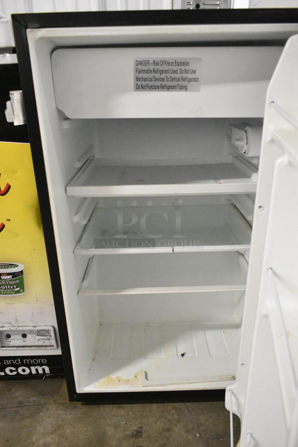 Whirlpool WH43S1E Metal Mini Cooler. 115 Volts, 1 Phase. Tested and Working! - Image 3 of 6