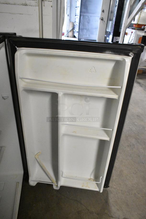 Whirlpool WH43S1E Metal Mini Cooler. 115 Volts, 1 Phase. Tested and Working! - Image 4 of 6