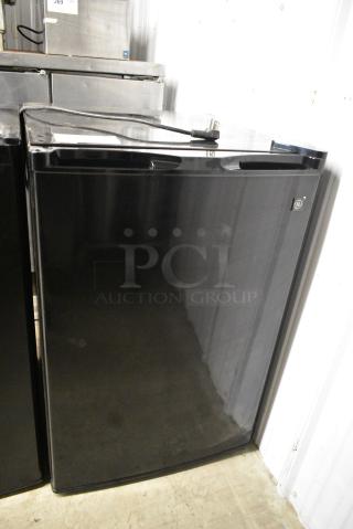 General Electric GE WMR04GAZABB Metal Mini Cooler. 115 Volts, 1 Phase. Tested and Working!