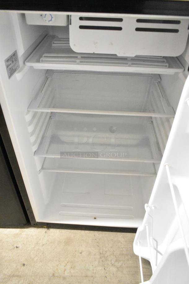 General Electric GE WMR04GAZABB Metal Mini Cooler. 115 Volts, 1 Phase. Tested and Working! - Image 3 of 5