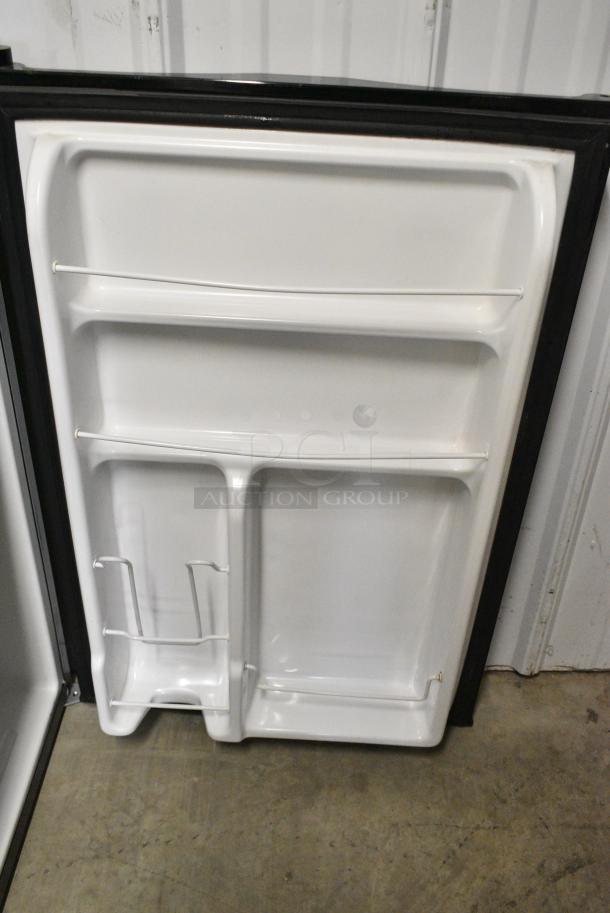 General Electric GE WMR04GAZABB Metal Mini Cooler. 115 Volts, 1 Phase. Tested and Working! - Image 4 of 5