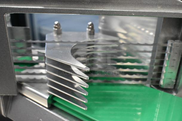 BRAND NEW SCRATCH AND DENT! 181TSXL38 Garde XL TSXL38 3/8" Serrated Blade Tomato Slicer - Image 6 of 8