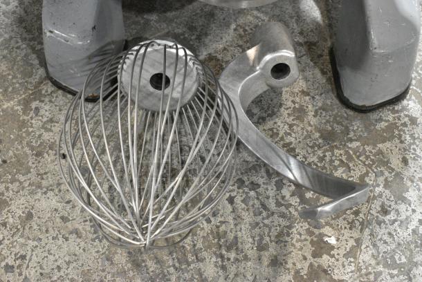 Hobart Legacy HL600 Metal Commercial Floor Style 60 Quart Planetary Dough Mixer w/ Stainless Steel Mixing Bowl, Bowl Guard, Dough Hook, Paddle and Whisk Attachments. 200-240 Volts, 1/3 Phase. - Image 4 of 7