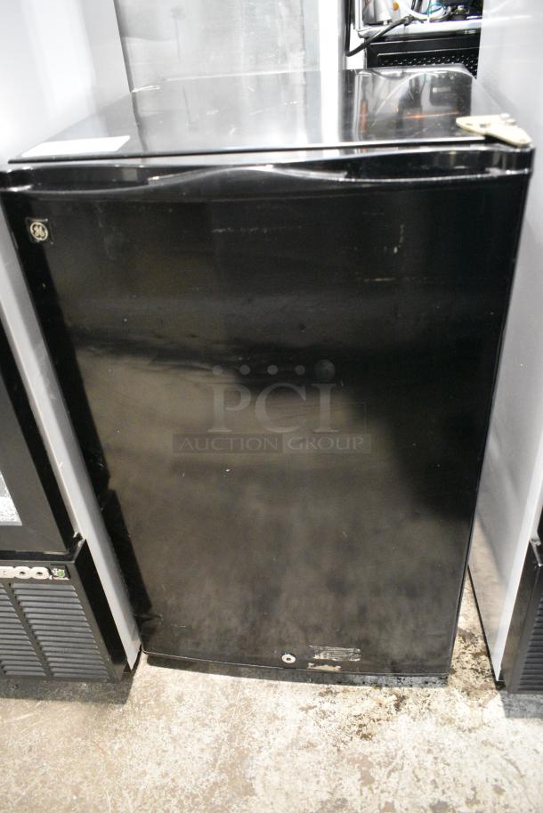 General Electric GE WWR04DATBB Metal Mini Cooler. 115 Volts, 1 Phase. Tested and Working! - Image 1 of 4