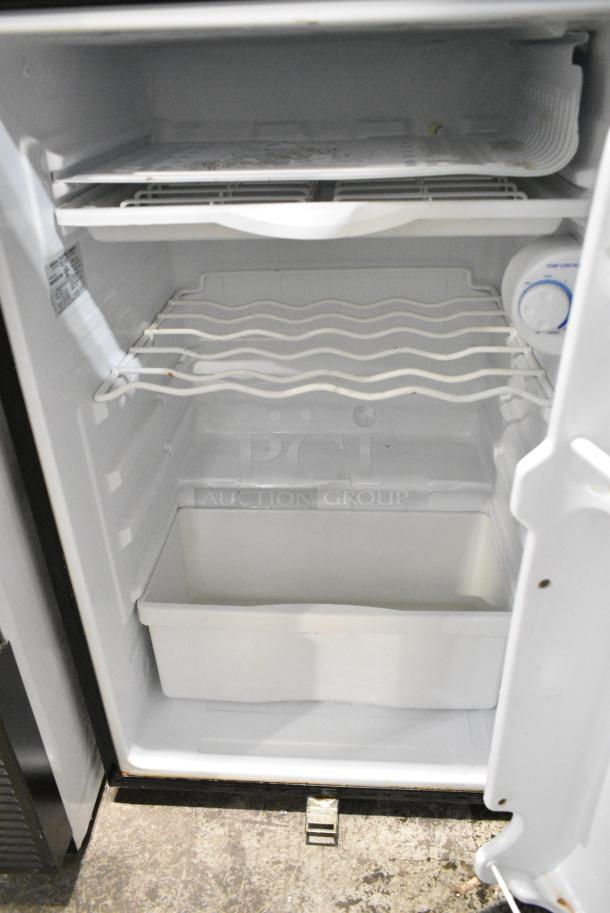 General Electric GE WWR04DATBB Metal Mini Cooler. 115 Volts, 1 Phase. Tested and Working! - Image 2 of 4