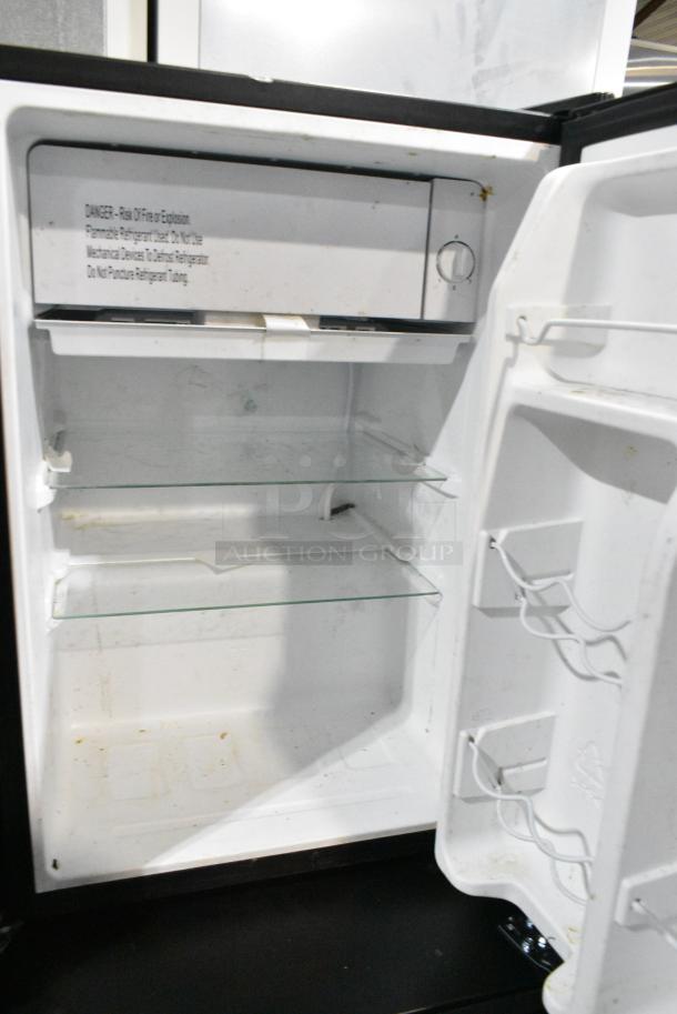 Galanz GLR25MBKE02 Metal Mini Cooler. 115 Volts, 1 Phase. Tested and Powers On But Does Not Get Cold - Image 4 of 5