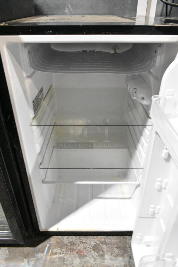 Magic Chef HMR440BE Metal Mini Cooler. 115 Volts, 1 Phase. Cannot Test Due To Cut Power Cord - Image 3 of 5