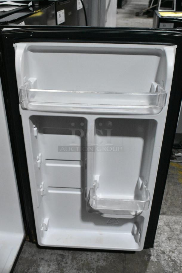 Magic Chef HMR440BE Metal Mini Cooler. 115 Volts, 1 Phase. Cannot Test Due To Cut Power Cord - Image 4 of 5