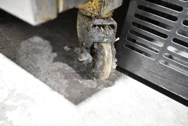 American Range AF-35/50 Stainless Steel Commercial Floor Style Natural Gas Powered Deep Fat Fryer w/ 2 Metal Fry Baskets and 2 Side Splash Guards on Commercial Casters. 40,000 BTU. - Image 3 of 6