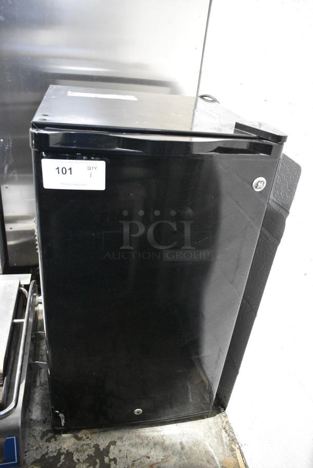 General Electric GE SFR03BAZABB Mini Cooler. 115 Volts, 1 Phase. Tested and Working! - Image 1 of 4